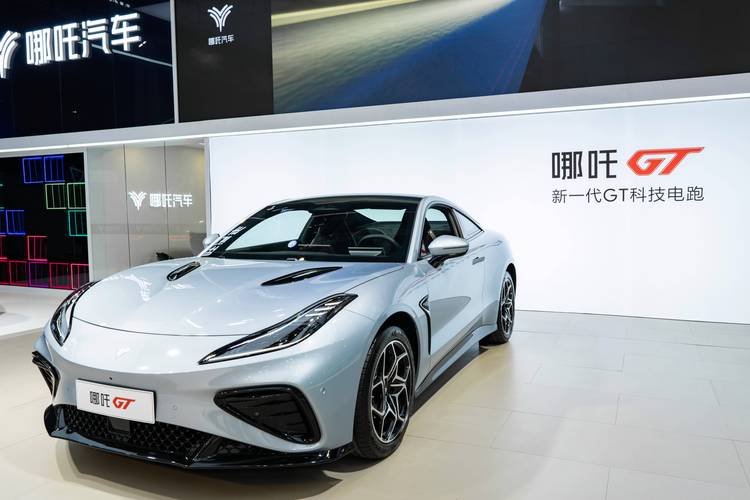 佛山185哪吒汽车在智能汽车领域的表现，领途汽车在新能源汽车市场中的影响力